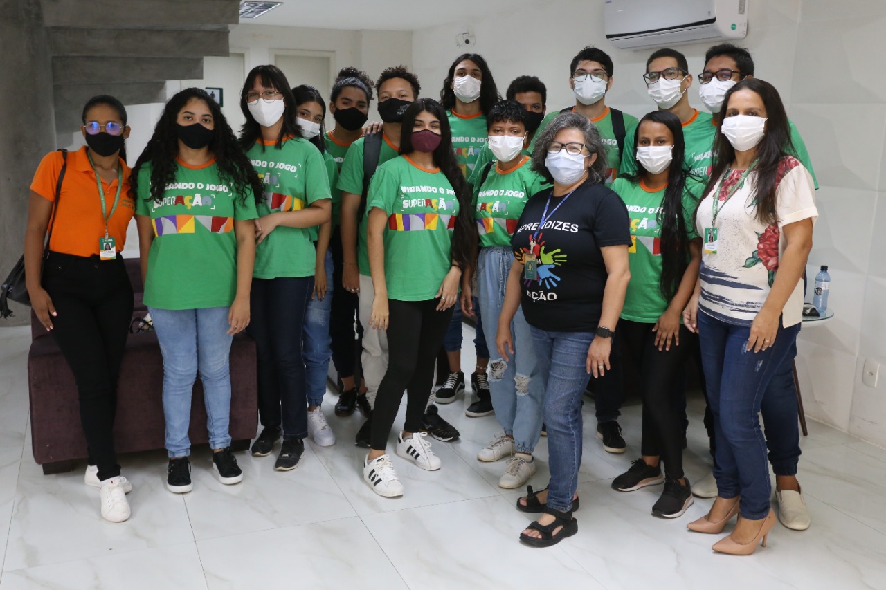 Jovens do Virando o Jogo fazem visita à sede do Pacto por um Ceará Pacífico