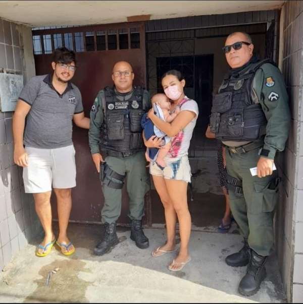 Policiais militares salvam bebê de cinco meses vítima de engasgo