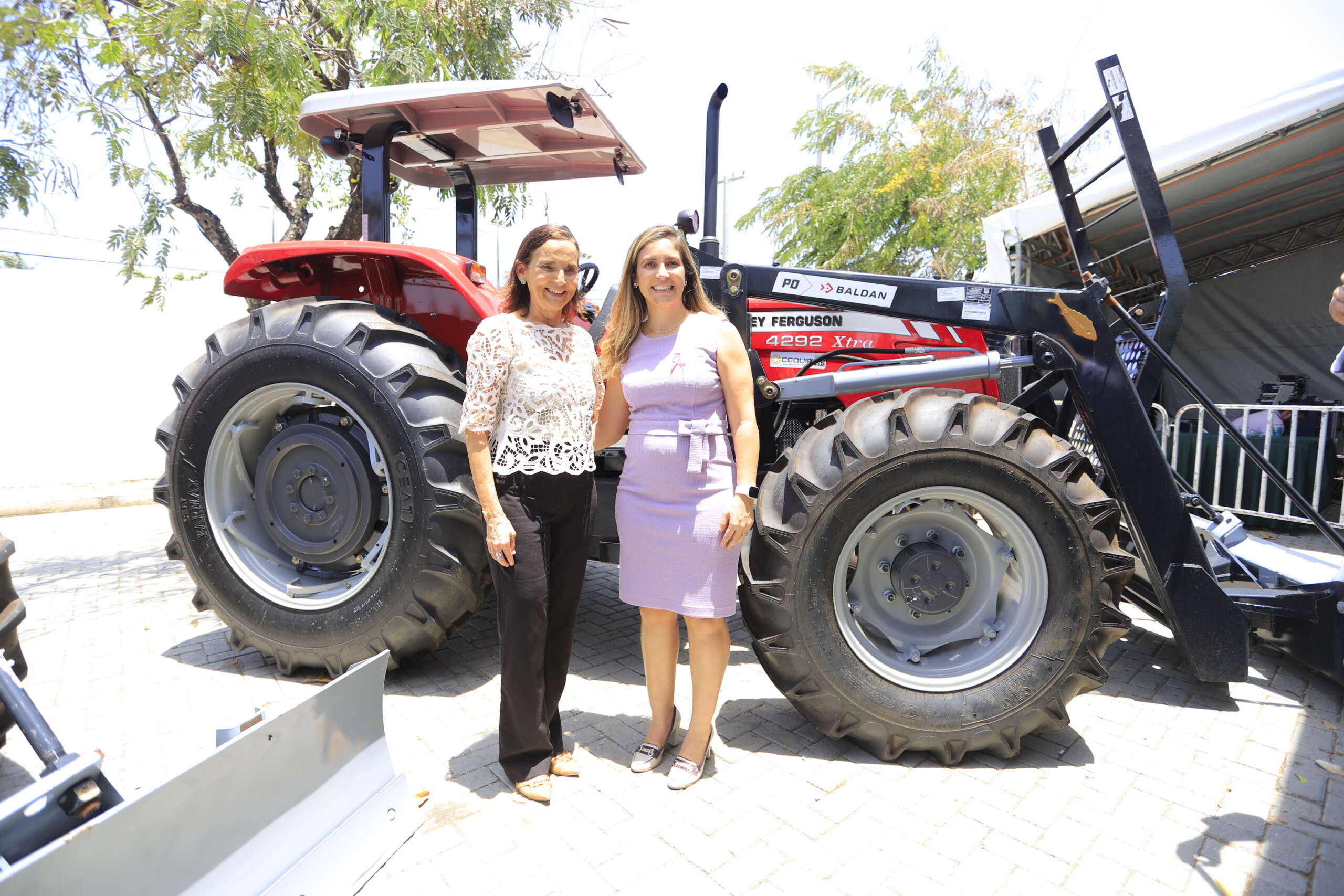 Governo do Ceará entrega segundo lote de tratores para apoiar atividade rural