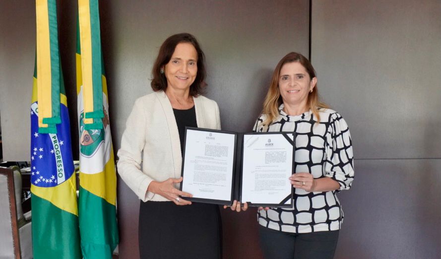 Governadora Izolda Cela sanciona lei que isenta Imposto de Renda no pagamento dos precatórios do Fundef a professores