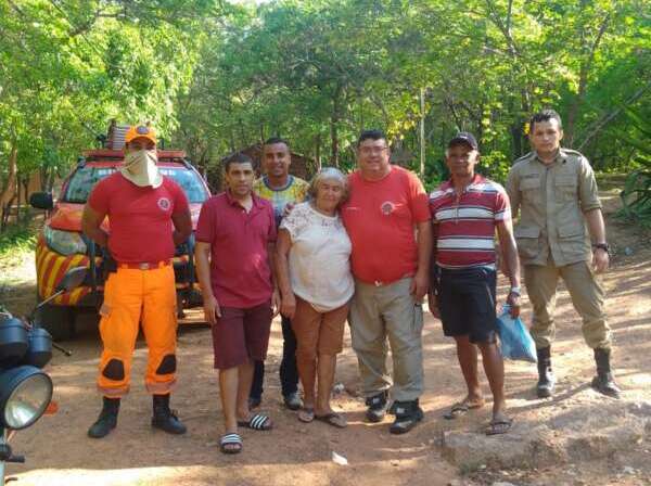 Bombeiros militares resgatam idosa que ficou presa na Pedra do Santo Sepulcro