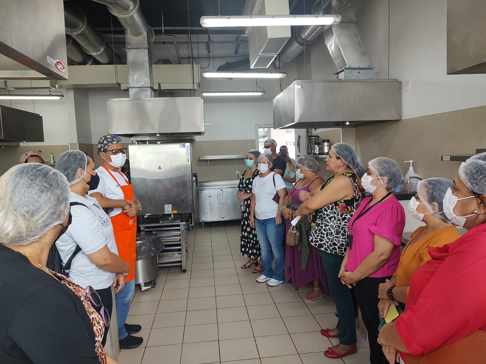 Cozinheiras das unidades socioeducativas visitam a Escola de Gastronomia