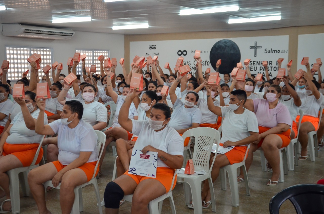 Projeto ensina internas da unidade prisional feminina Auri Moura Costa a fabricar bioabsorventes
