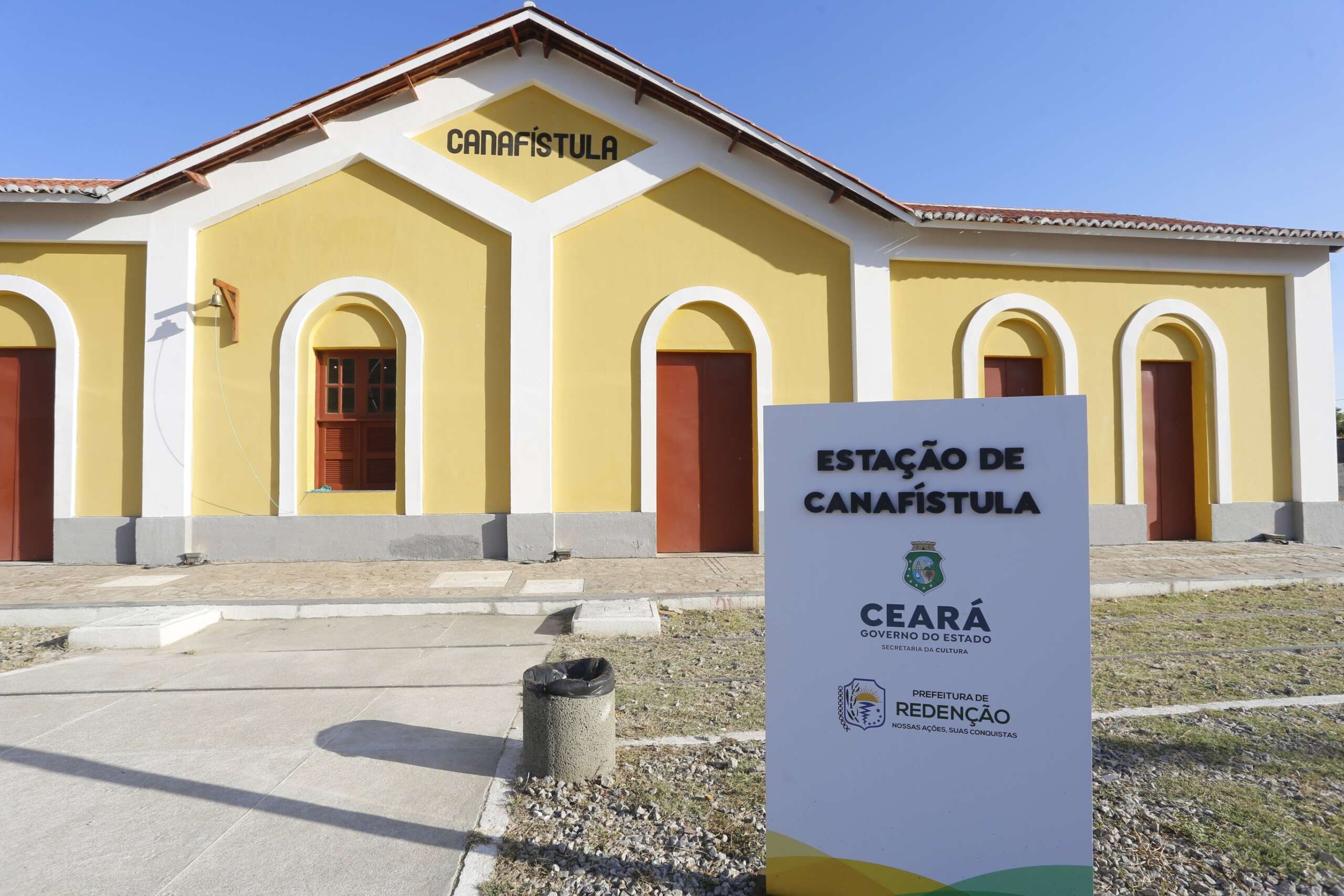 Em Redenção, Governo do Ceará entrega reforma da Estação Ferroviária Canafístula e autoriza obra de saneamento básico
