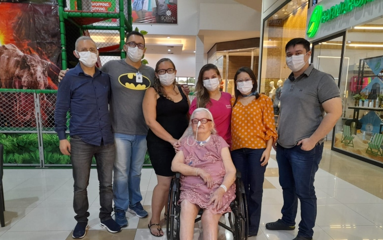Equipe do HRN atende a desejo de paciente em cuidados especiais de passear em shopping