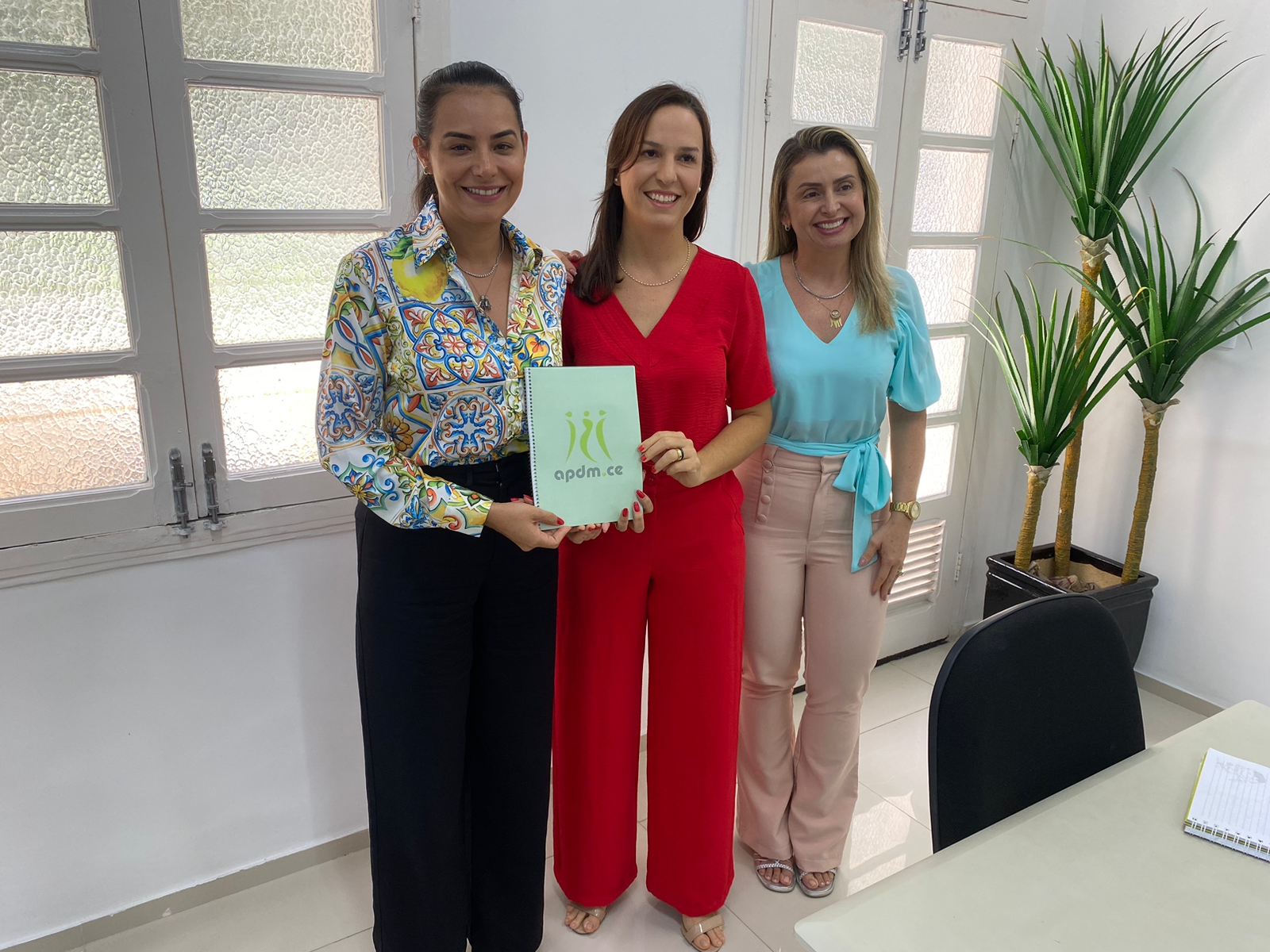 Primeira-dama se reúne com Associação para o Desenvolvimento dos Municípios para discutir pauta sobre crianças neuroatípicas