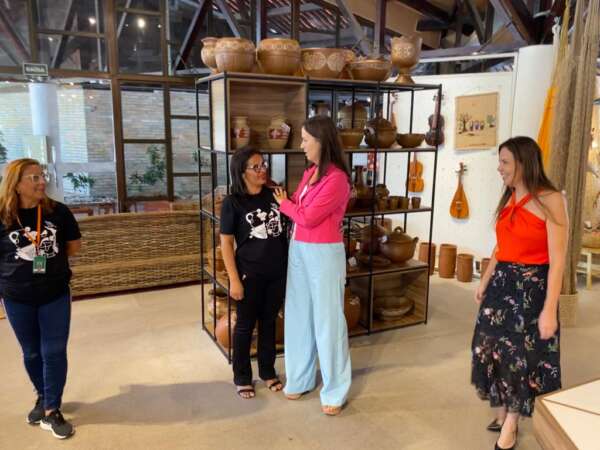 Em visita à CeArt, primeira-dama ressalta apoio da gestão ao artesanato cearense