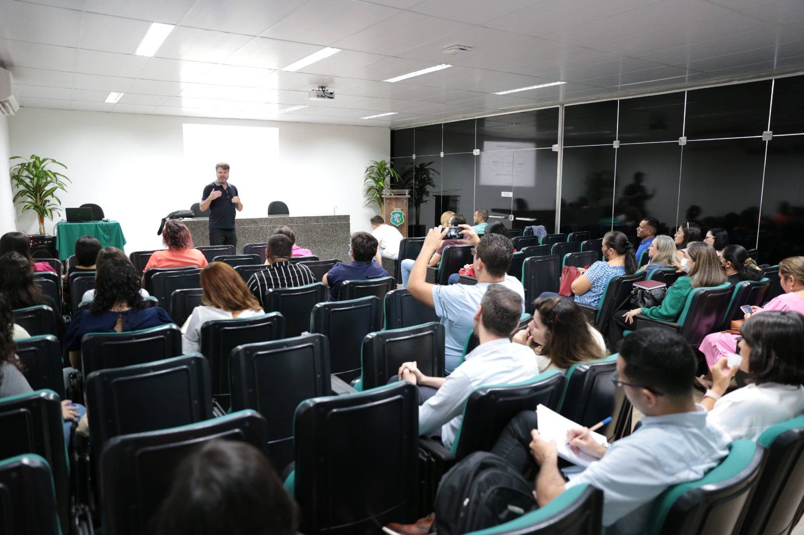 Educadores dos CCIs participam de atividade formativa focada na habilidade da fala