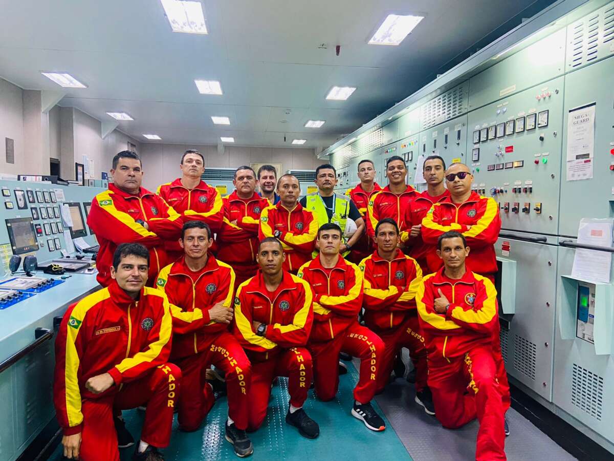 Mergulhadores do CBMCE realizam visita técnica a embarcação no Porto do Pecém