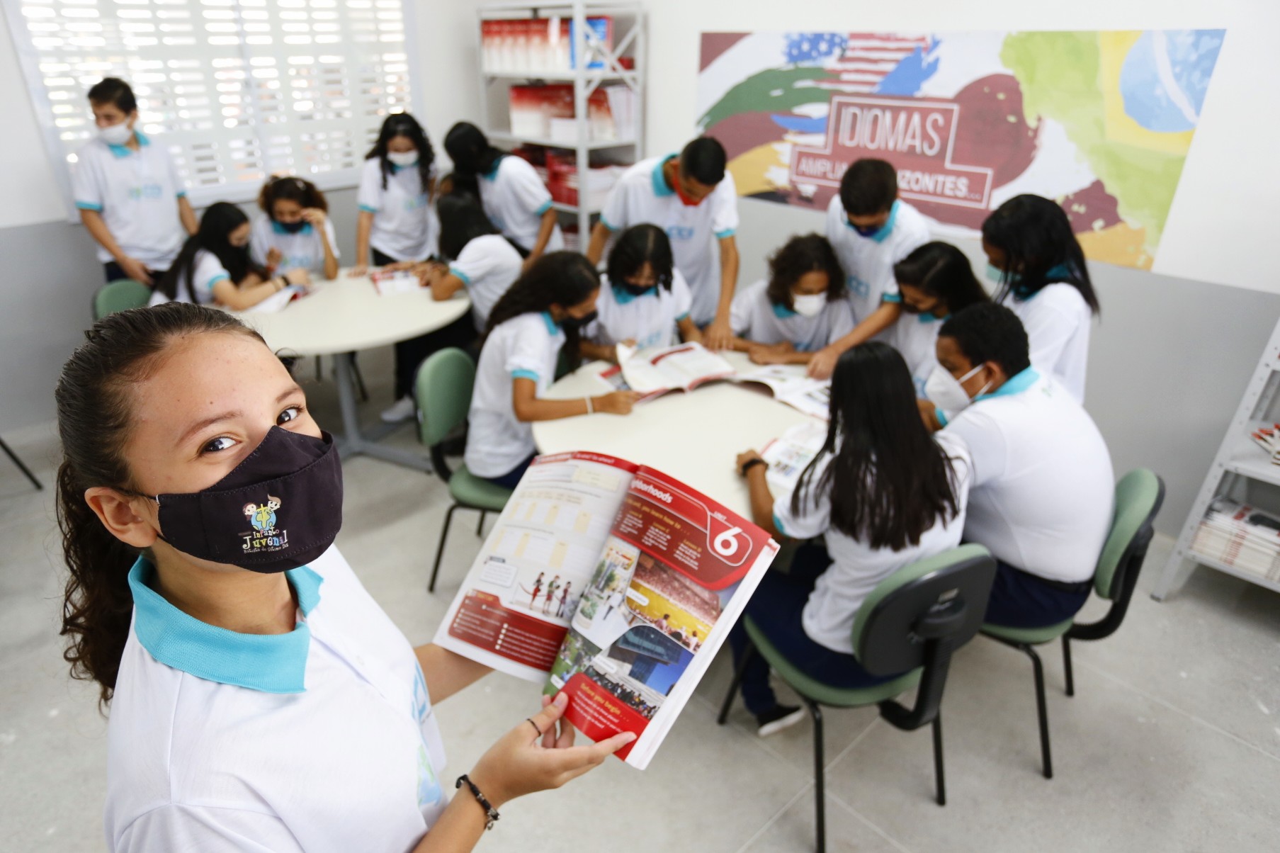 Seduc seleciona livros didáticos de língua inglesa para serem utilizados nos CCIs