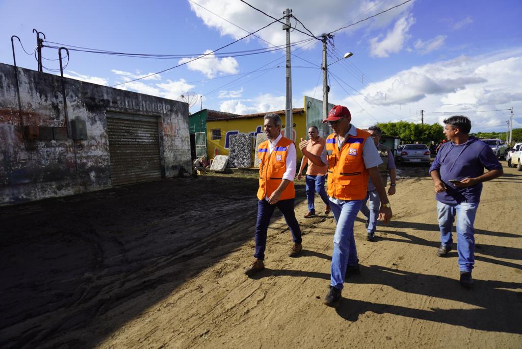 Governador Elmano de Freitas visita regiões afetadas pelas chuvas deste início de semana no Ceará