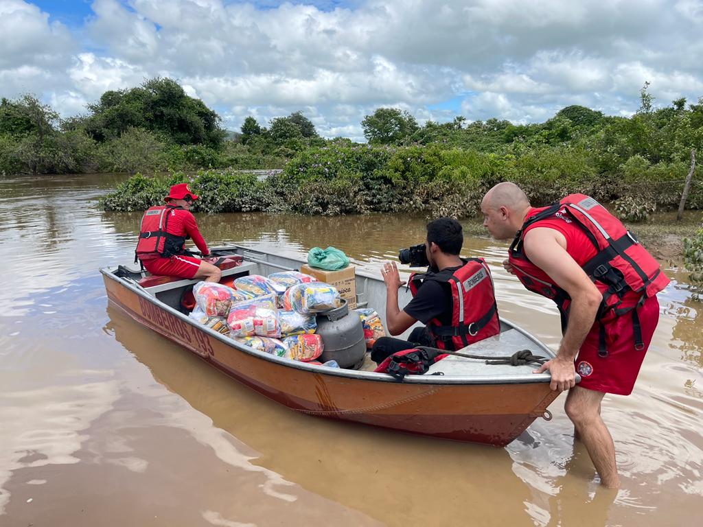 CBMCE entrega mantimentos a famílias isoladas após chuvas em Sobral