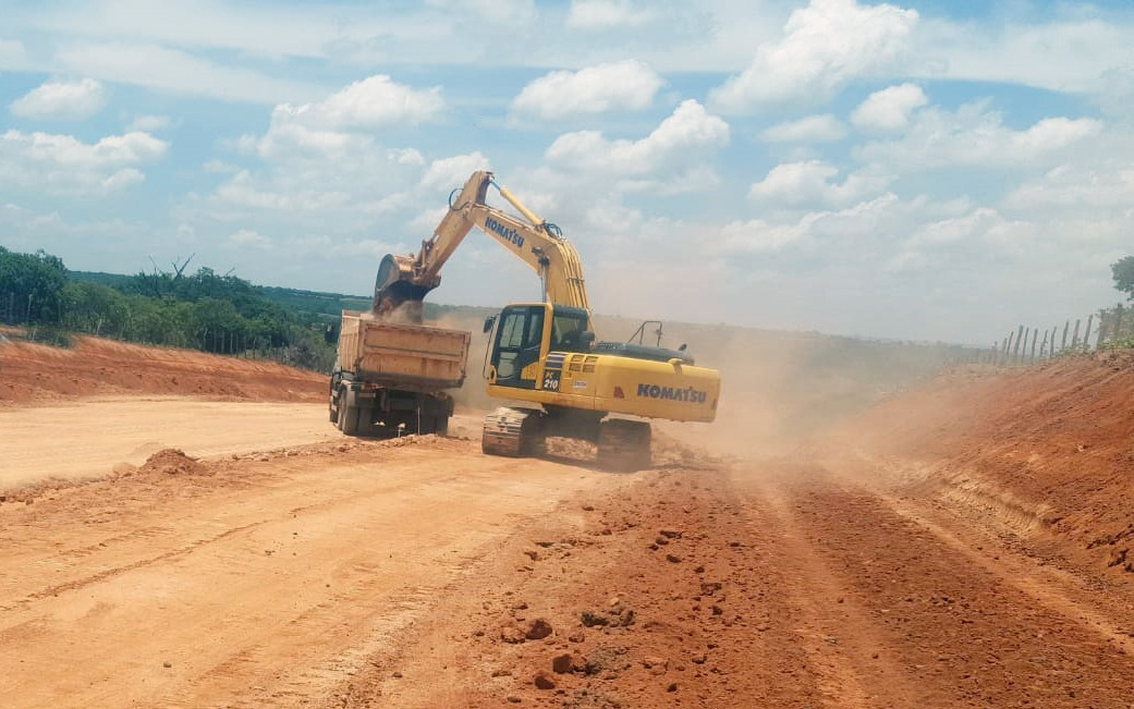 Pavimentação da CE-279 que liga Parambu à BR-020 passa de 54% de execução