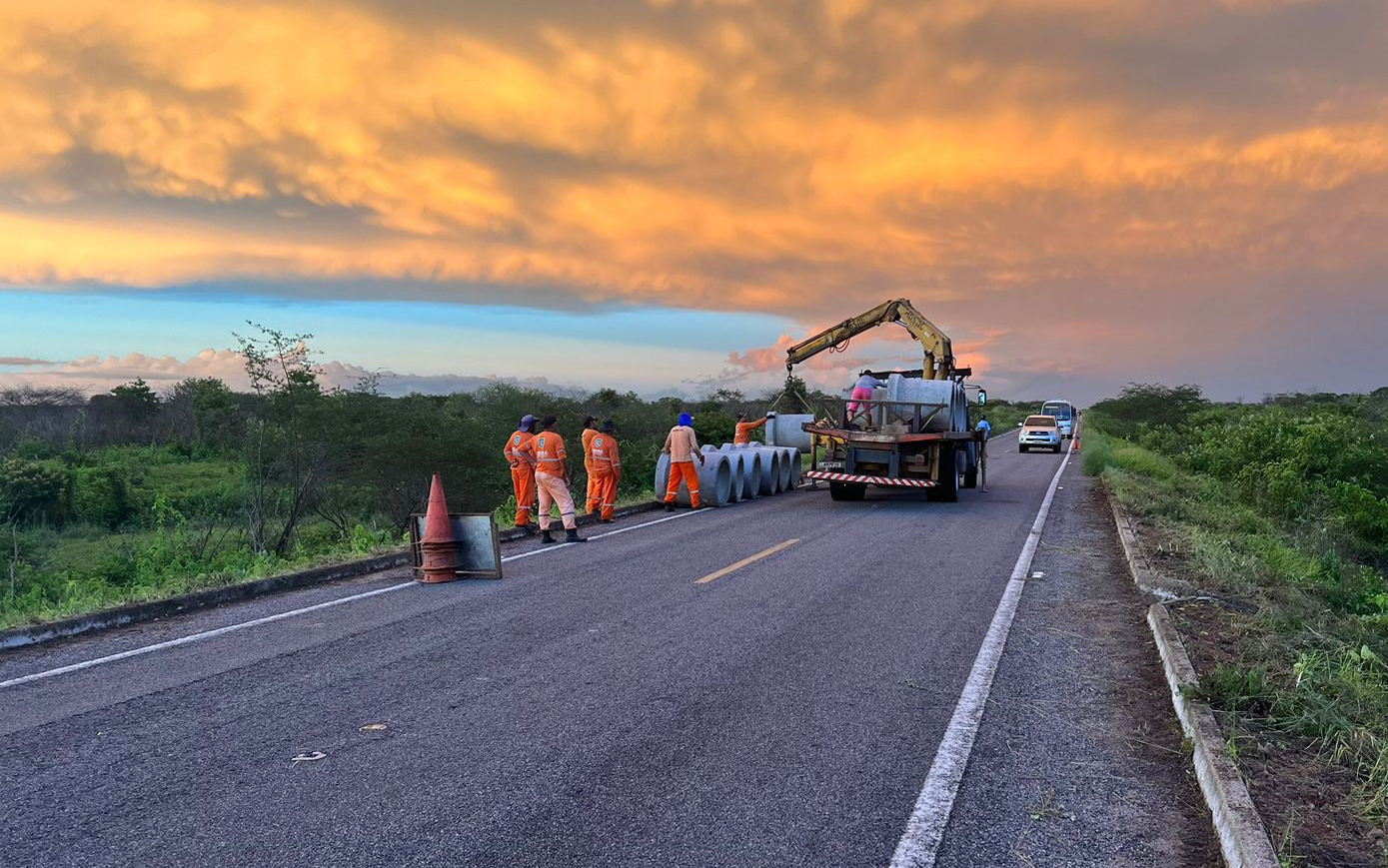 Recuperação de rodovias danificadas após chuvas é intensificada no Litoral Oeste