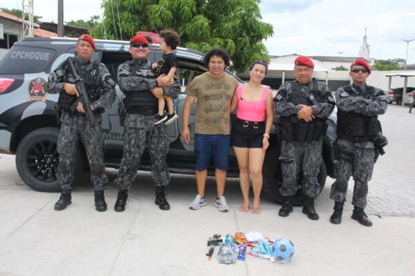 Criança socorrida pelo Cotam visita militares na sede do 11º Batalhão da PMCE, em Itapipoca