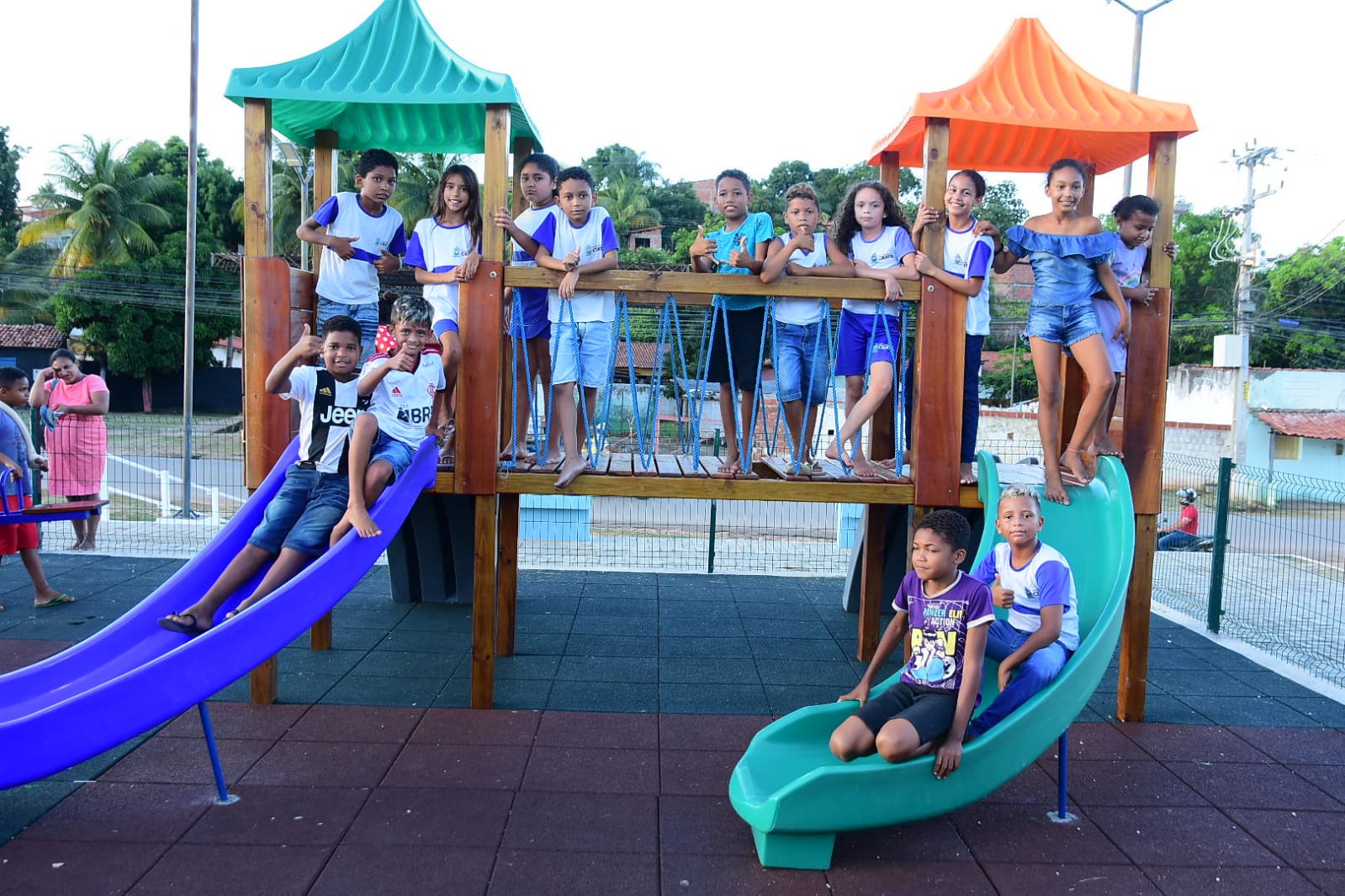 Comunidade de Batateiras, no Crato, recebe brinquedopraça com academia ao ar livre