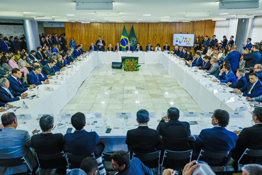 Em Brasília, governador Elmano de Freitas participa de reunião sobre enfrentamento à violência nas escolas