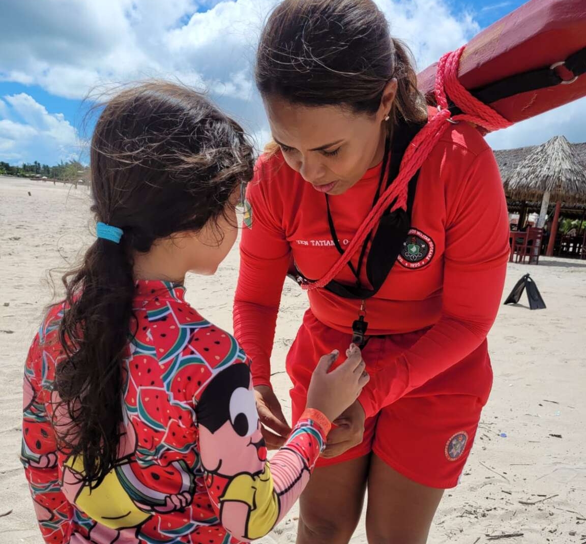 CBMCE distribui 6 mil pulseirinhas de identificação na Semana Santa 2023