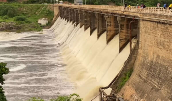 Mesmo com redução nas chuvas, 54 açudes continuam sangrando no Ceará