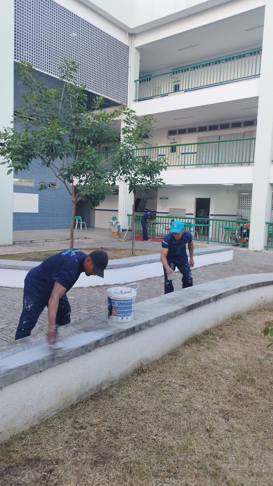 Internos e egressos do sistema prisional realizam serviços de revitalização na Escola de Ensino Médio em Tempo Integral Johnson
