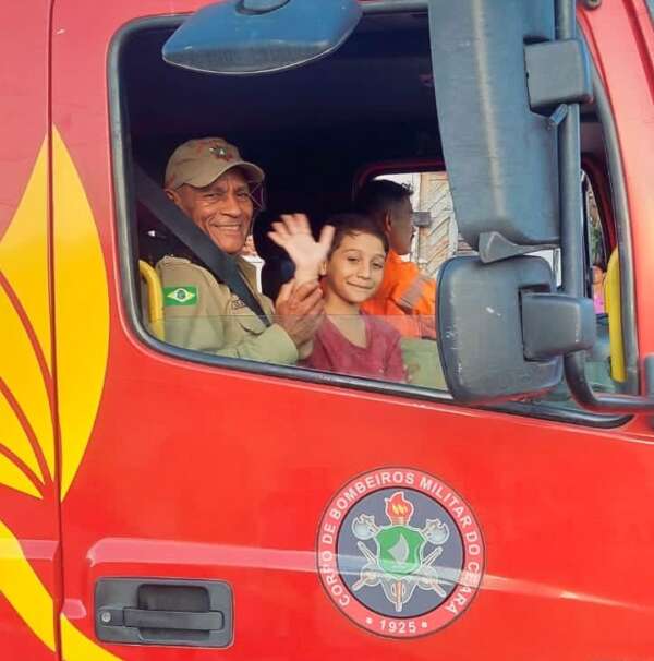 Bombeiros militares realizam sonho de criança com aniversário surpresa em Sobral