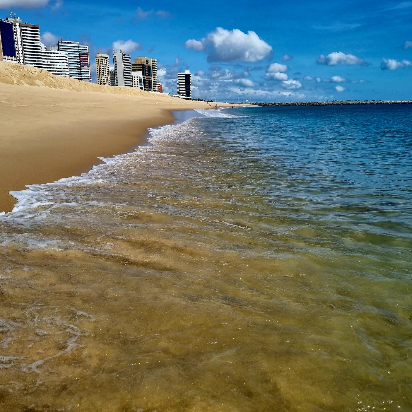 Fortaleza tem 22 trechos próprios para banho neste fim de semana