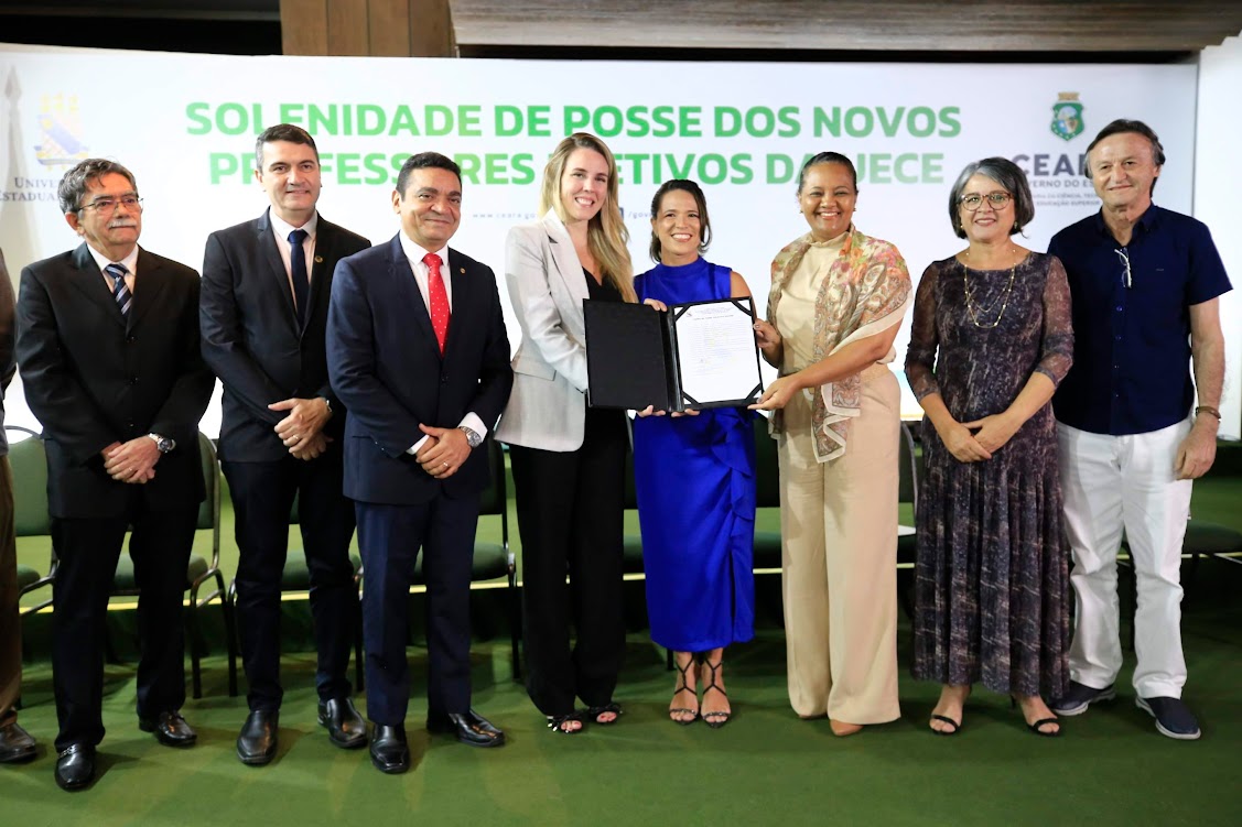 Governo do Ceará empossa novos professores efetivos da Uece
