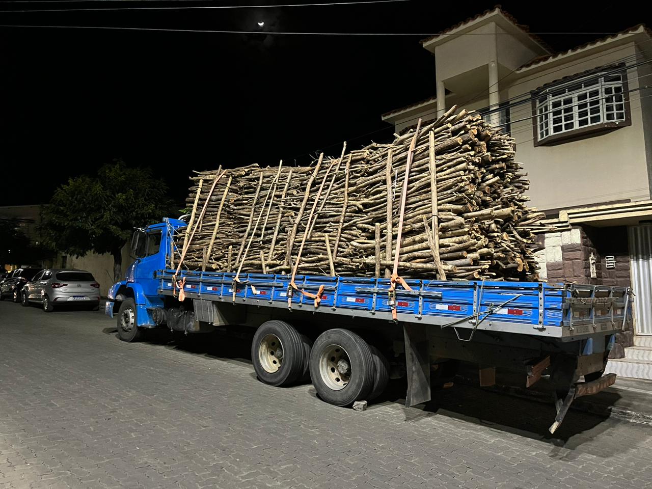 Duas pessoas são detidas pela PMCE com caminhão carregado de madeira nativa em Canindé