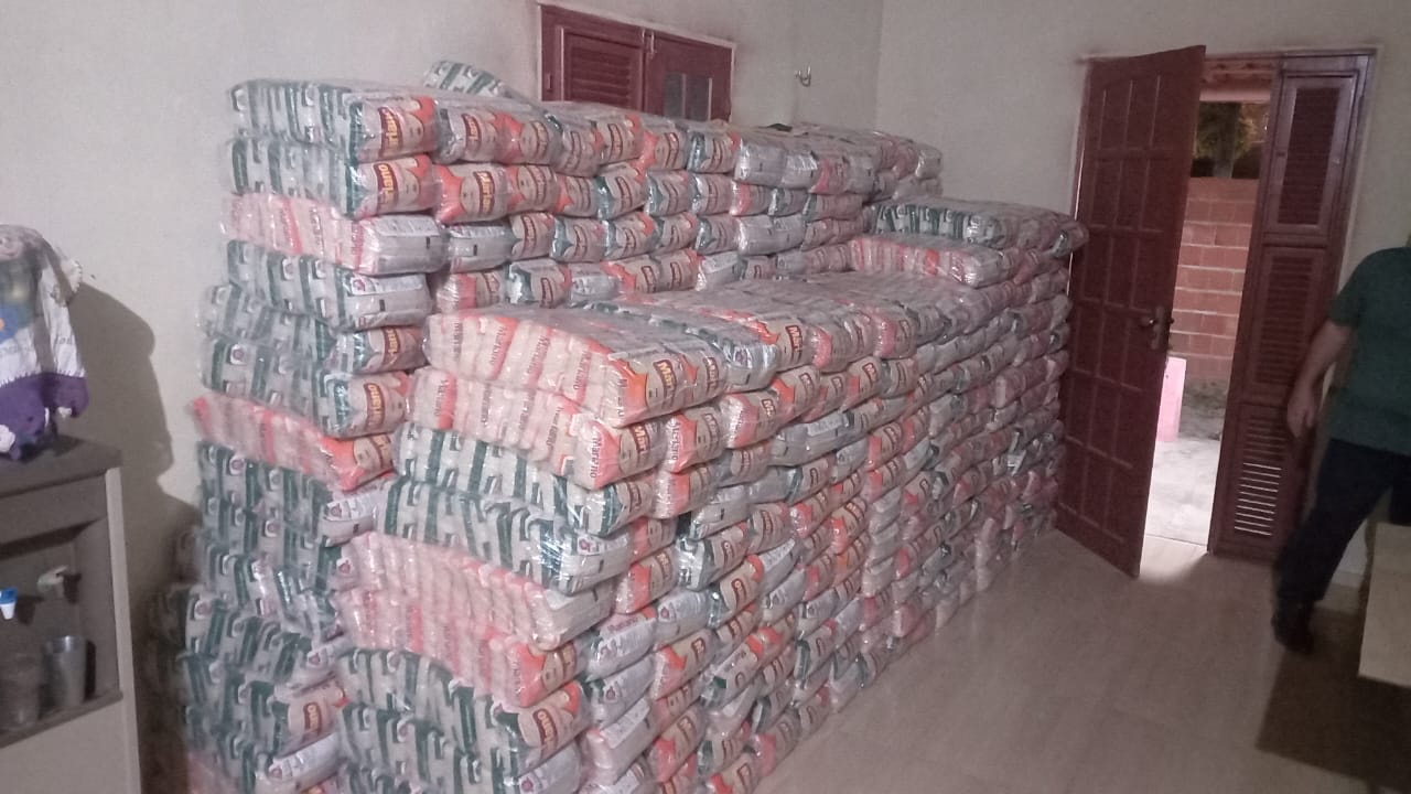 Trio em posse de carga de 12 toneladas de arroz roubada é preso pela PC-CE em Fortaleza