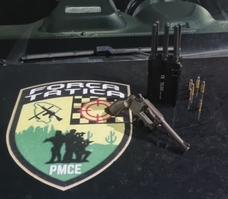 PMCE captura quatro pessoas em posse de arma e recupera carro roubado na Capital