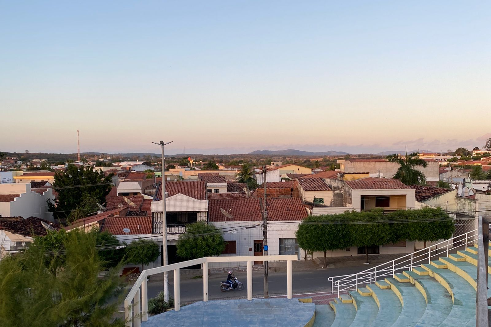 Fim de semana de céu claro, ventos fortes e temperatura mais amena no litoral e serra