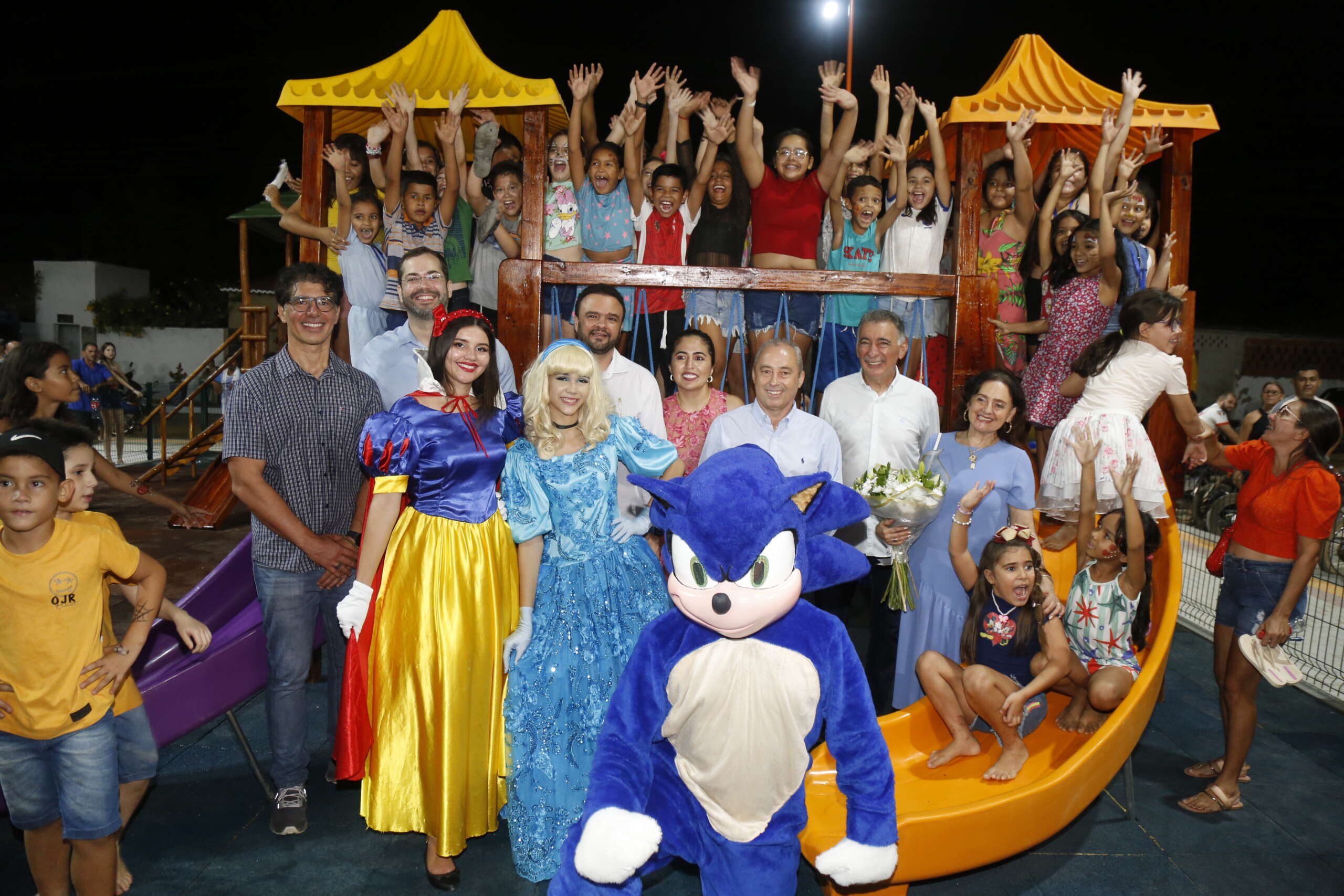 População de Mucambo é beneficiada com Areninha, brinquedopraça e academia ao ar livre