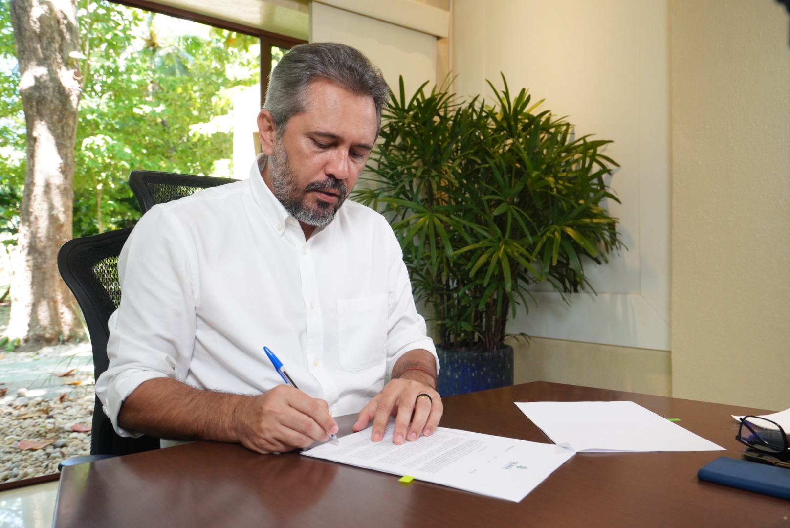 Governador Elmano de Freitas assina projeto de lei que garante piso salarial da enfermagem