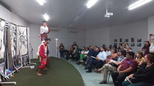 Jovens do Centro Socioeducativo Padre Cícero encenam peça durante reunião da Comissão Intersetorial