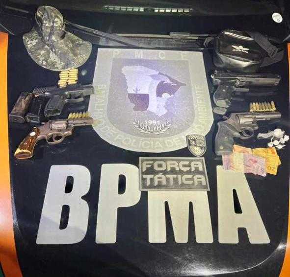 Trio é preso em festa com três armas, simulacro e drogas pela PMCE