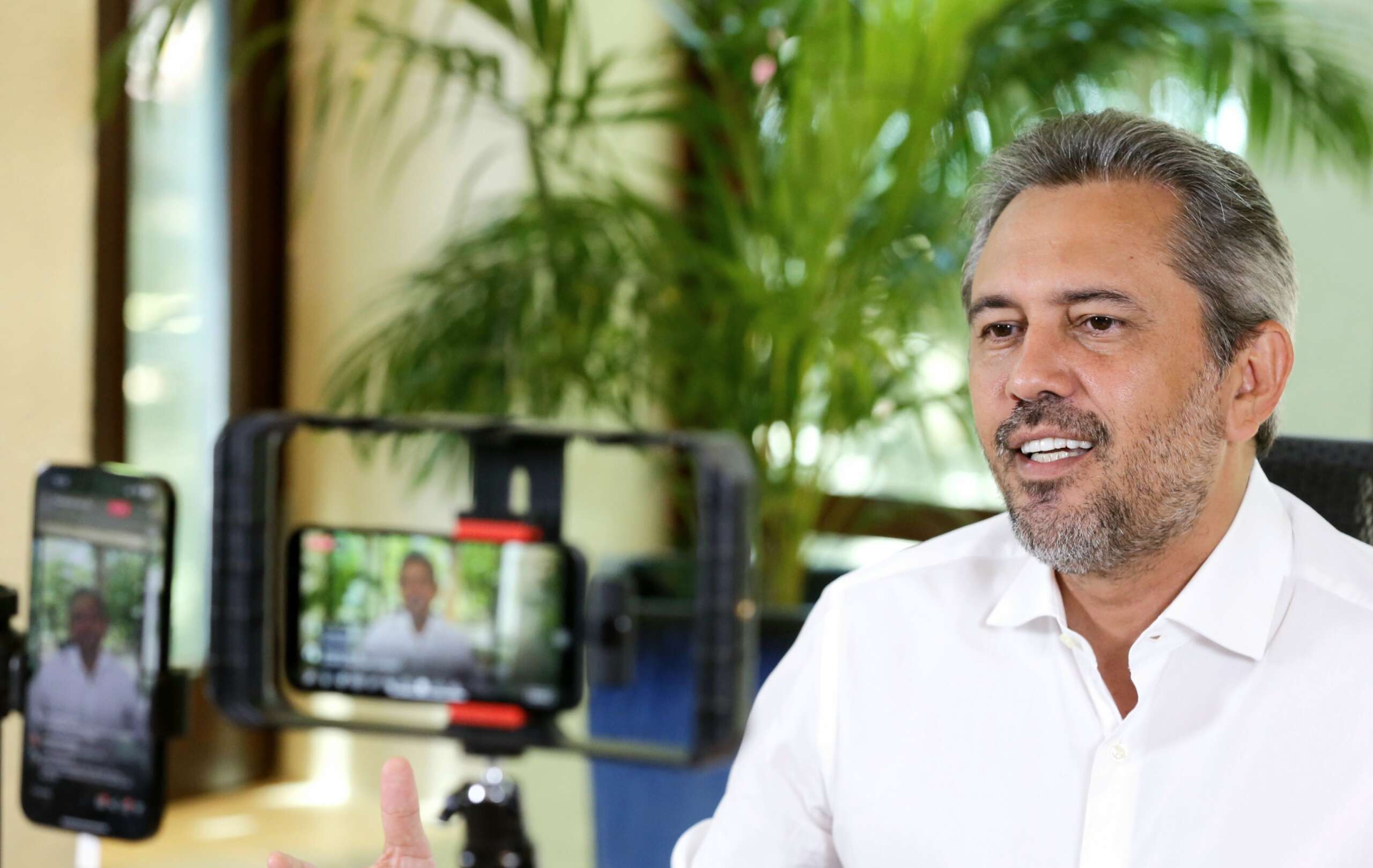 Em bate-papo semanal, governador anuncia prorrogação de validade de concurso da Seduc