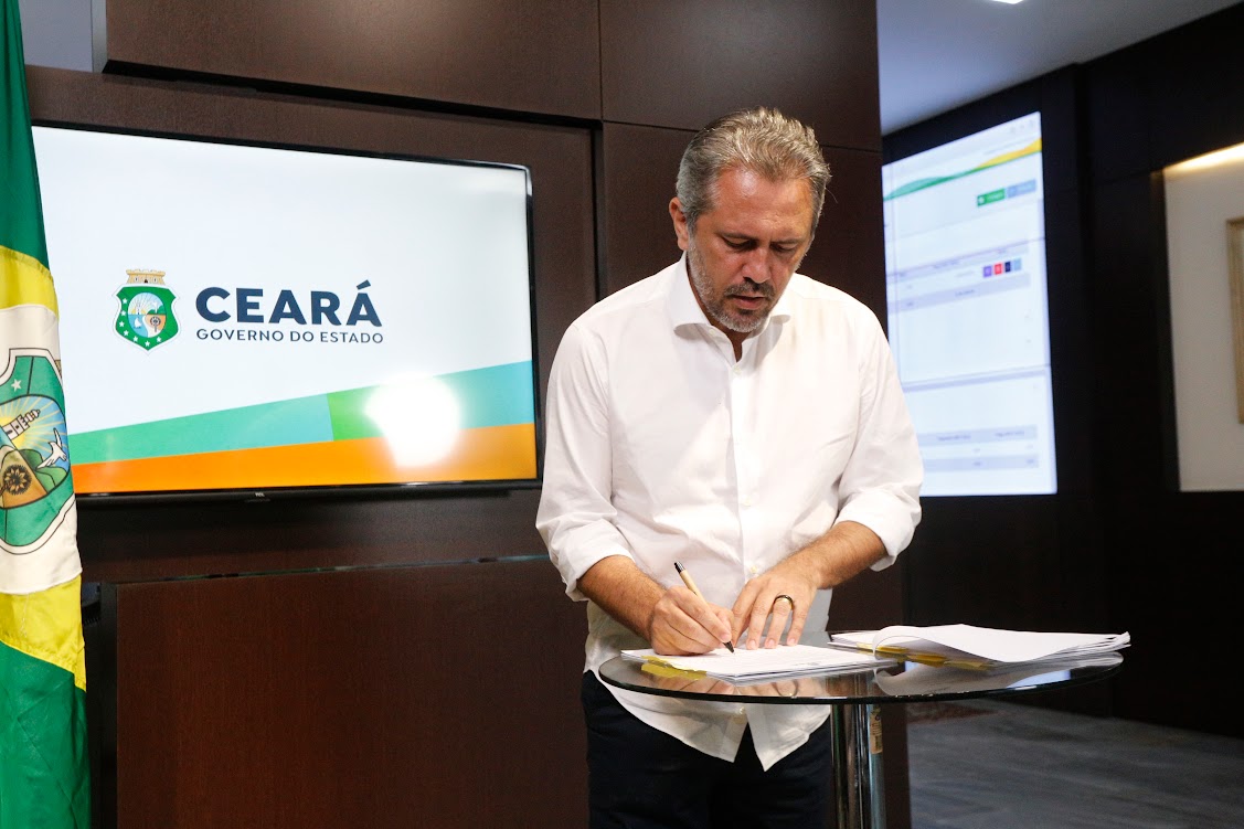 Governador Elmano de Freitas sanciona leis do Piso da Enfermagem, Renda do Sol e Política Estadual de Hidrogênio Verde