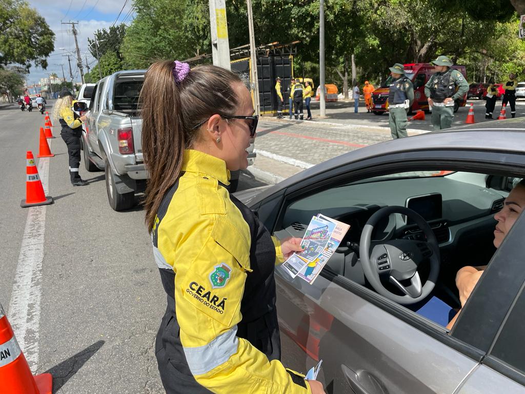 Detran-CE realiza blitz educativa em parceria com outros órgãos no encerramento da Semana Nacional de Trânsito