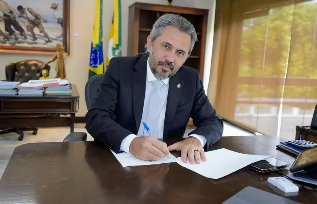 Governador Elmano de Freitas assina decreto que cria fórum permanente para acompanhar sistema socioeducativo e penitenciário