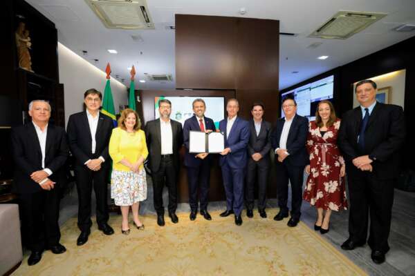 Governo do Ceará assina memorando com empresa Hitachi para fornecimento de equipamentos para energia renovável