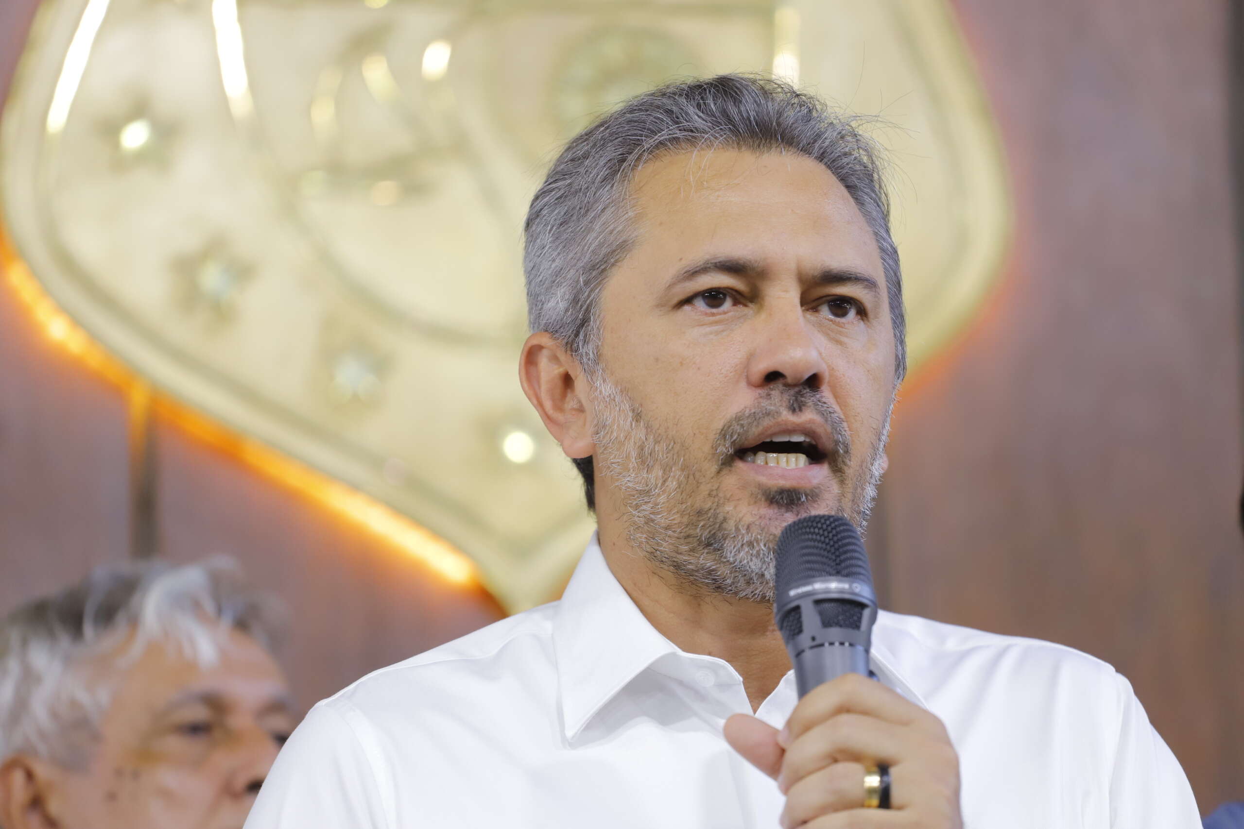 Governo do Ceará vai enviar equipamentos para ajudar no escoamento da água no Rio Grande do Sul