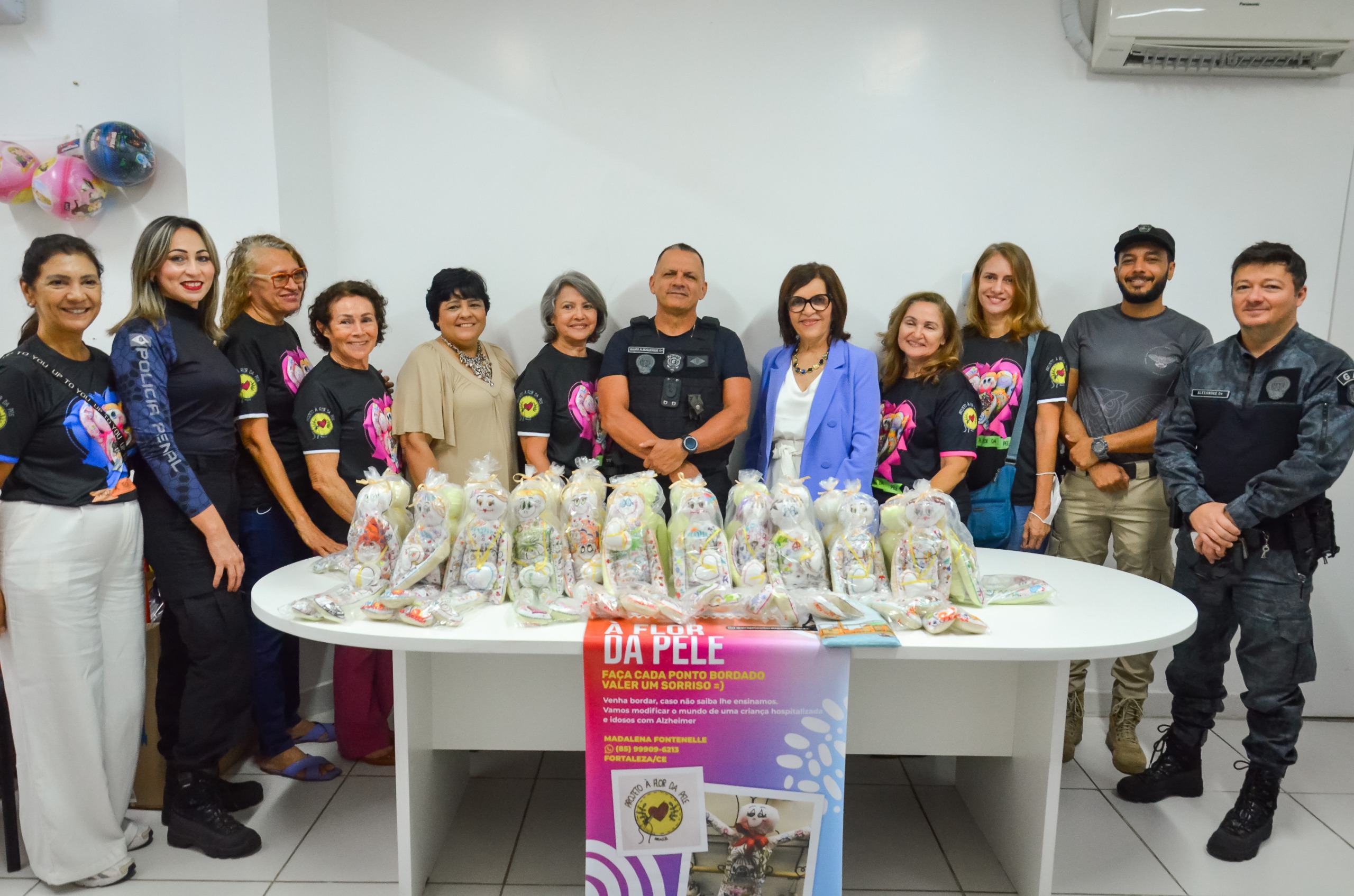 Crianças do Hospital Albert Sabin ganham bonecas produzidas artesanalmente por internas da Unidade Prisional Feminina Auri Moura Costa