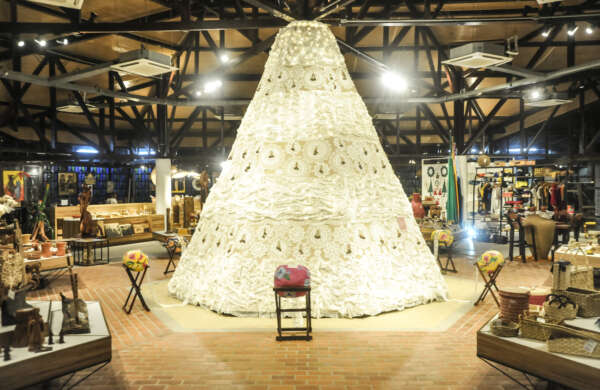 CeArt homenageia rendeiras de todo o Ceará com árvore de renda de bilros