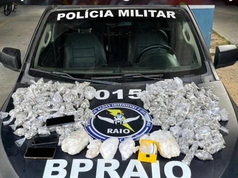 PMCE desarticula ponto de tráfico de entorpecentes, prende suspeito e apreende mais de 8 kg de drogas em Quixeramobim