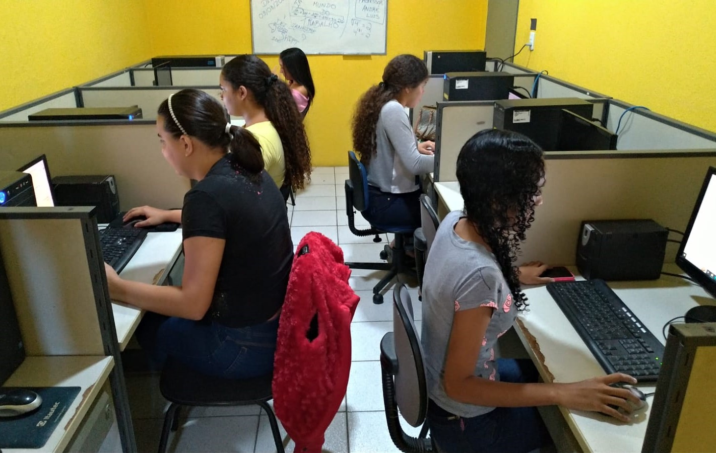 Instituto Centec e Secitece ofertam 1.113 vagas em cursos profissionalizantes presenciais e online de curta duração