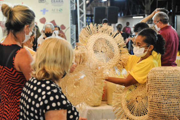 Feirart reúne mais de 800 artesãos e produtos de todo o estado na praça Luiza Távora