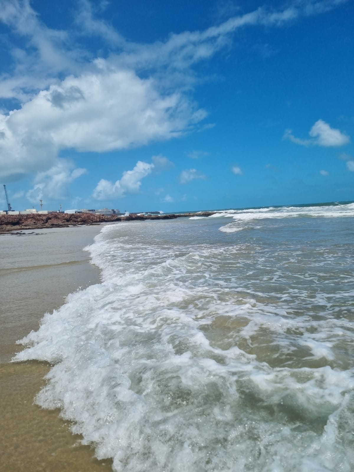 Praia de Iracema e mais 19 trechos estão próprios para banho, em Fortaleza