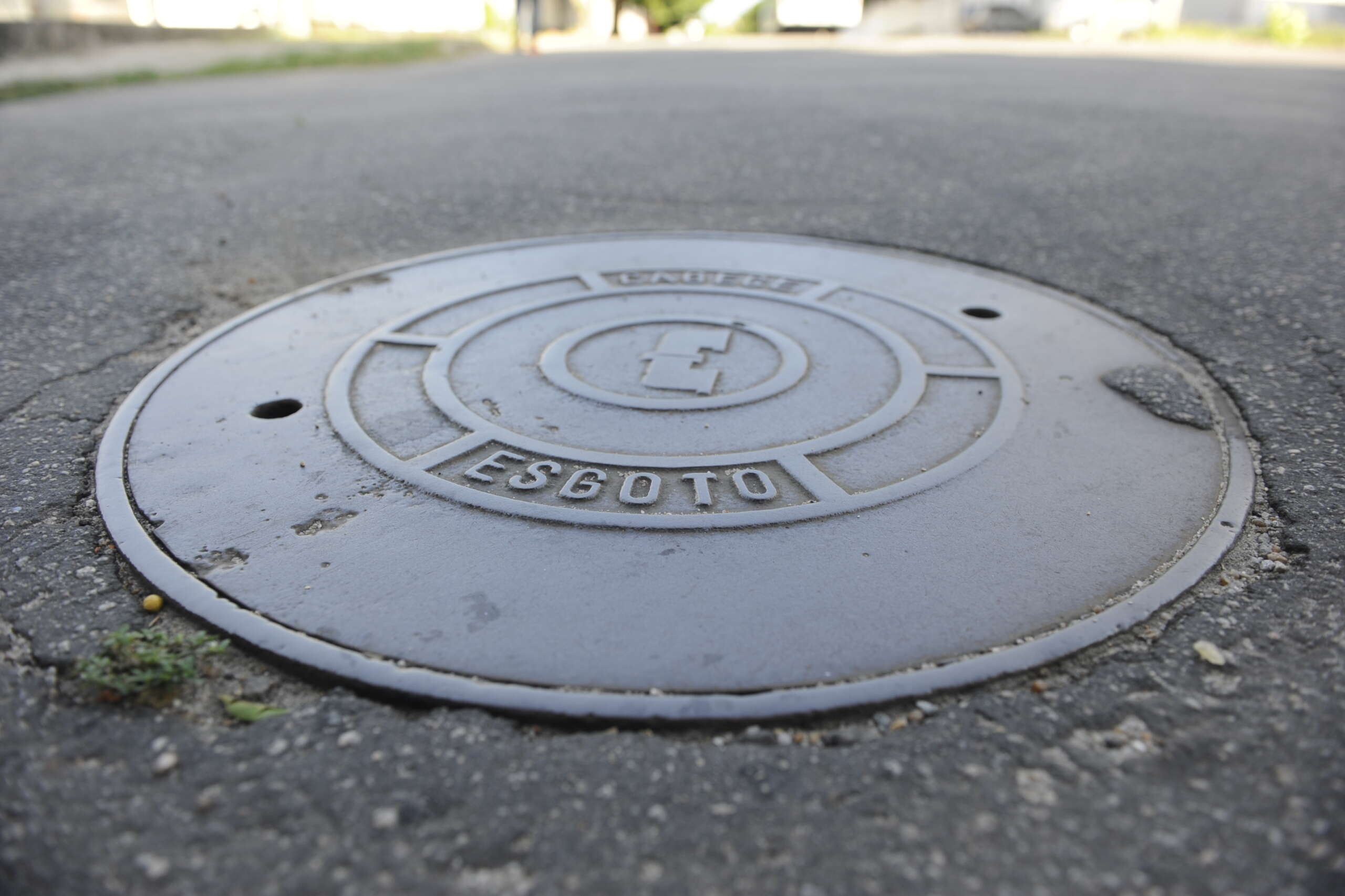 Cagece nivelou mais de 2,3 mil tampas de poços de visita de Fortaleza em 2023