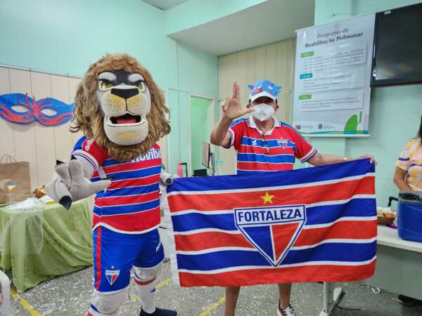 Paciente transplantado no Hospital de Messejana é surpreendido com visita de mascote do Fortaleza