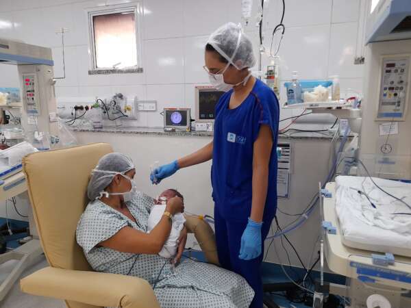 Hospital Regional Norte incentiva amamentação à beira leito em Sobral